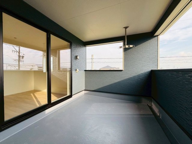 クワイエ　羽島市上中町長間第2　全3区画分譲のバルコニー|バルコニーは南向きで洗濯物もよく乾きます！強度と表面積硬度を持つFPRで防水しています。