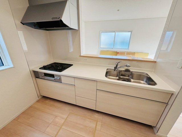 クワイエ　羽島市上中町長間第2　全3区画分譲のキッチン|お手入れがラクなステンレスをワークスペース部分トップに使用した、機能的で美しいシステムキッチンです。
浄水器組込み水栓でシンクまわりがスッキリ広々お使いいただけます。フラットな造りでお掃除も楽々です。