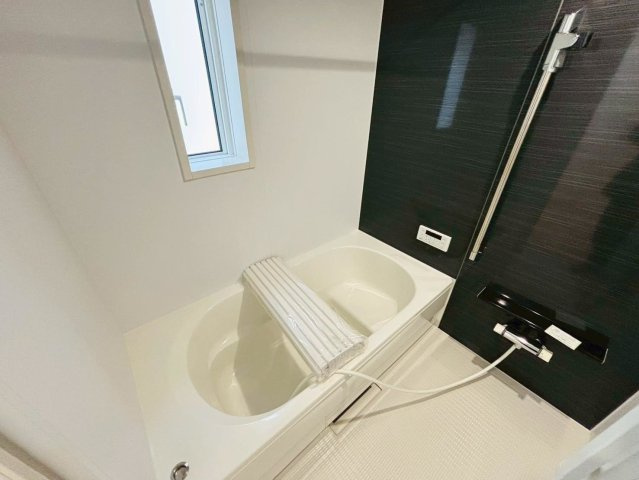 クワイエ　羽島市上中町長間第2　全3区画分譲の浴室|保温浴槽使用で４時間たっても浴槽の湯温低下はわずか約2.5度の省エネ仕様です。【暖房換気乾燥機】付き！
サイドブロー機能を備えた省エネ衣類乾燥機です。窓付きの明るく清潔な空間でゆったりバスタイムを！