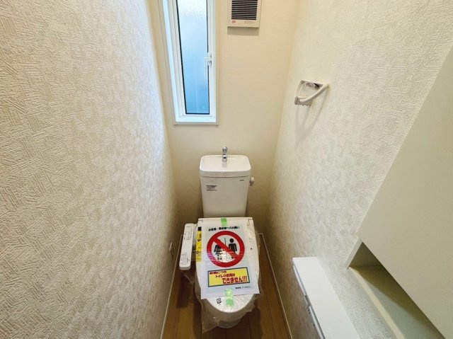 クワイエ　羽島市上中町長間第2　全3区画分譲のトイレ|超表面平滑加工とイオンパワーの「セフィオンテクト」加工で、汚れが付きにくく落ちやすい仕様のトイレです。
またツイントルネード洗浄で少ない水でも前方の返し部分から後方部までしっかり洗浄できます！