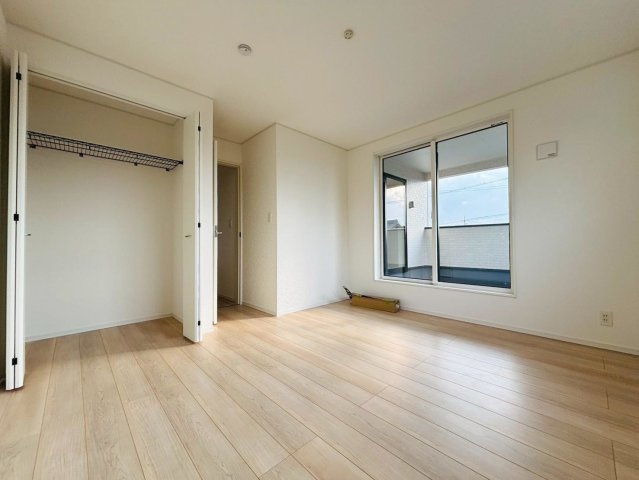 クワイエ　羽島市上中町長間第2　全3区画分譲の寝室|全居室にたっぷり収納できる大型収納を設置。窓ガラスは、断熱性能や結露防止効果の高いペアガラスを採用！
高い断熱性と共にガラス面の結露対策にも効果を発揮し湿気によるカビの発生を抑止します。