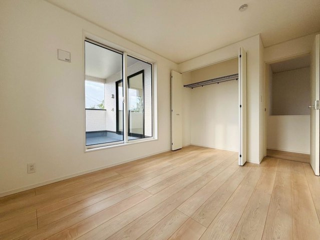 クワイエ　羽島市上中町長間第2　全3区画分譲の洋室|建具やクロスなどをトータルデザインでコーディネートしており、室内に落ち着きと安らぎを与えてくれます。
全居室収納付き！寝室やお子様のお部屋がスッキリ片付きます。