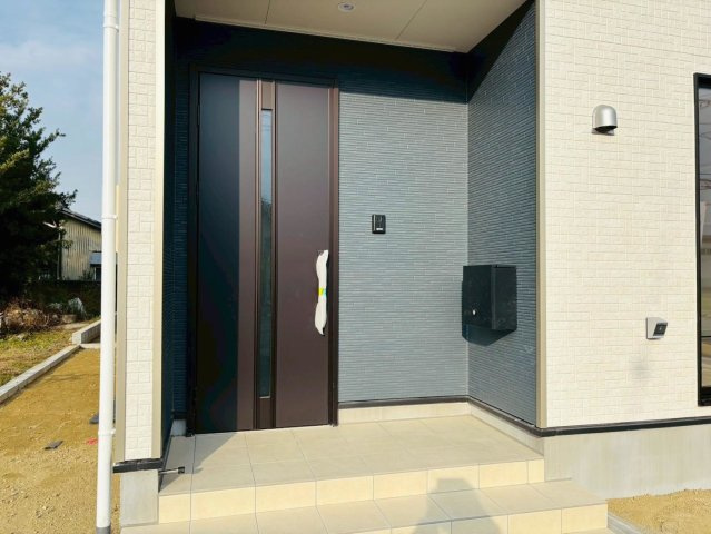 クワイエ　羽島市上中町長間第2　全3区画分譲の玄関|玄関ドアの取手ハンドル部分にセンサーがついて、カードタイプ・シールタイプのキーで施錠が可能で便利です。
お買い物の荷物で手が塞がっていても、楽々開錠できます。毎日の外出前の時間も短縮されて快適です！