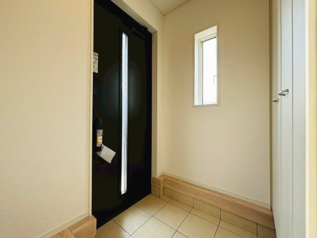 クワイエ　羽島市上中町長間第2　全3区画分譲の玄関|大容量のシューズ収納付きで玄関周りもすっきり！玄関ドアからの光が玄関ホールを明るくしてくれます。