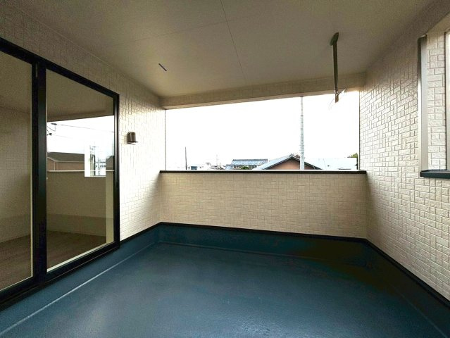 クワイエ　羽島市上中町長間第2　全3区画分譲のバルコニー|バルコニーは南向きで洗濯物もよく乾きます！強度と表面積硬度を持つFPRで防水しています。