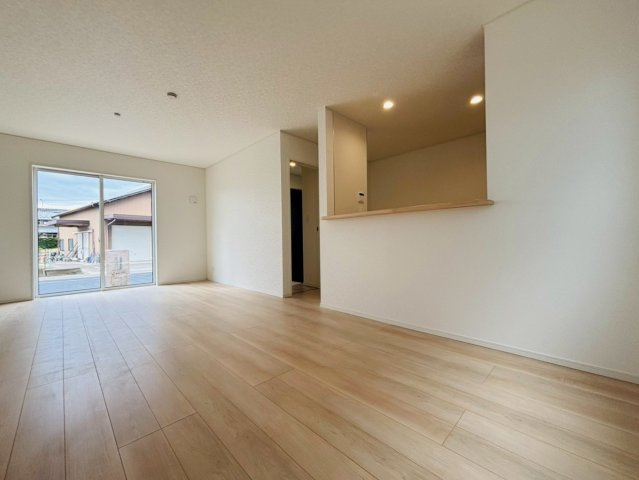 クワイエ　羽島市上中町長間第2　全3区画分譲の居間・リビング|フローリング材は木目調でナチュラルな美しさ。様々な傷やクラックの発生を大幅に抑える特殊加工済みです。
床材に受ける様々な傷や、温度・湿度変化によるクラックの発生を大幅に抑える特殊加工を施工済み。