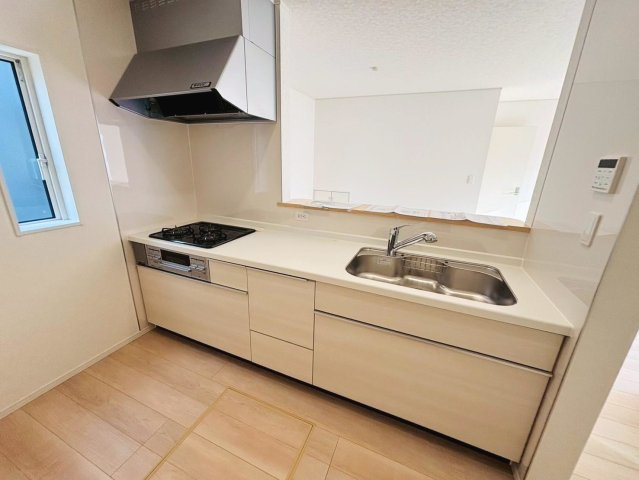 クワイエ　羽島市上中町長間第2　全3区画分譲のキッチン|お手入れがラクなステンレスをワークスペース部分トップに使用した、機能的で美しいシステムキッチンです。
浄水器組込み水栓でシンクまわりがスッキリ広々お使いいただけます。フラットな造りでお掃除も楽々です。