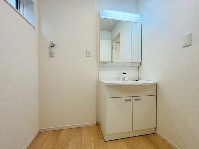 クワイエ　羽島市上中町長間第2　全3区画分譲の独立洗面台|床材に受ける様々な傷や、温度・湿度変化による、クラックの発生を大幅に抑える特殊加工を施工済みです。
水栓はリフトアップできて両手が使えます。またハンドシャワーでも使えます。