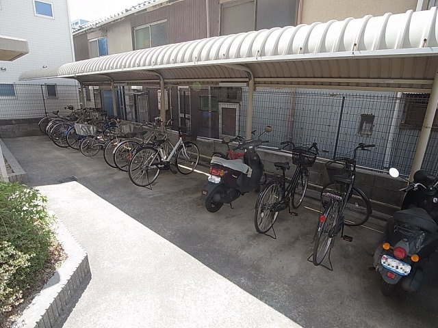 プラージュ御崎のその他共用部分|屋根付き駐輪スペース