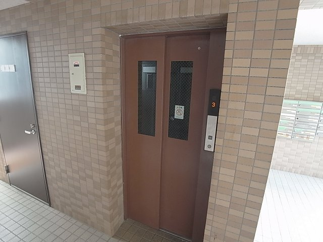 プラージュ御崎のエントランス|エレベーターも完備