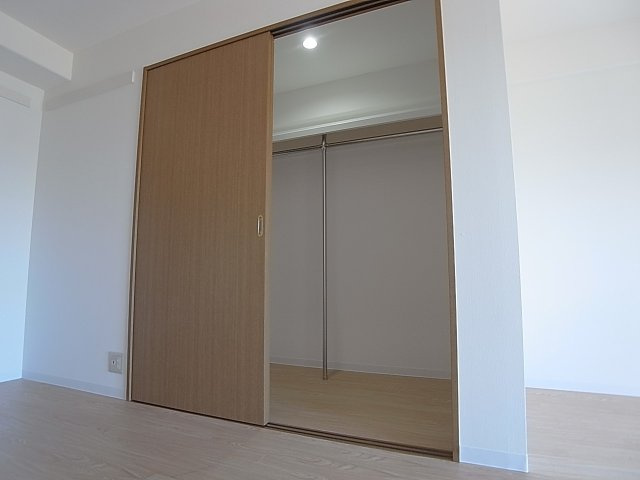 プラージュ御崎の収納|非常に大きなウォークインクローゼット