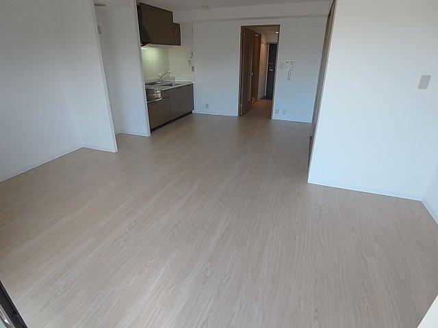 プラージュ御崎の居間・リビング|広々空間の大きなリビングスペース