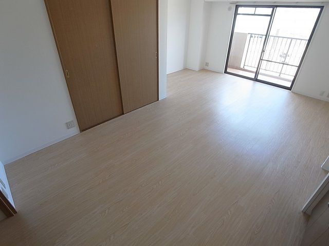 プラージュ御崎の内装|綺麗なフローリングのリビングスペース