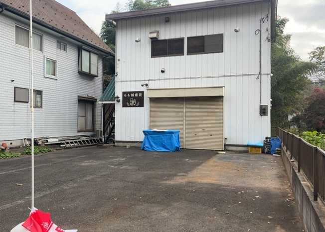 【その他】 | 土地の形が極端に長細かったり、狭小地、あるいは道路との高低差がある傾斜地だった場合、後々売ろうとしても買い手がつかない場合もあります。後々、売却することになった時に価値の下がらない土地を選びましょう。