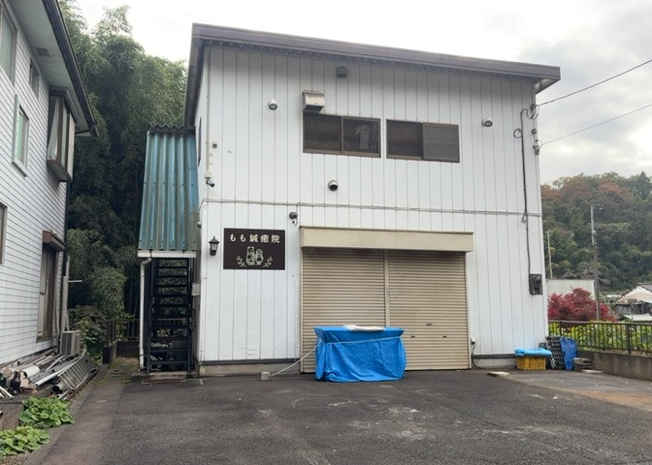 【外観】 | 家を建てる場合、方位は要チェックです。現実的に日当たりのよい家ならばリビングは南側、建築基準法でも北側に当たる家への配慮は求められています。土地を見学に行く際は、方位磁針を持って行くようにしましょう。