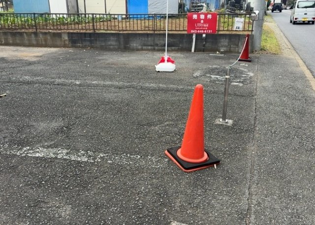 【外観】 | 土地の前の道路に消火栓が設置されていることがあります。この場合、道路交通法第45条第1項により、駐車禁止の場所が指定されています。そのため、車庫などの駐車スペースをつくることができない場合があります。