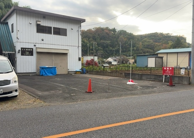 【外観】 | 現地に行くなら、物件の周囲の地形がどうなっているかを見ることも大切です。周辺より低くなっている土地では、大雨などで水が集まりやすいため、地盤が弱くなっているということも考えられるため、注意が必要です。