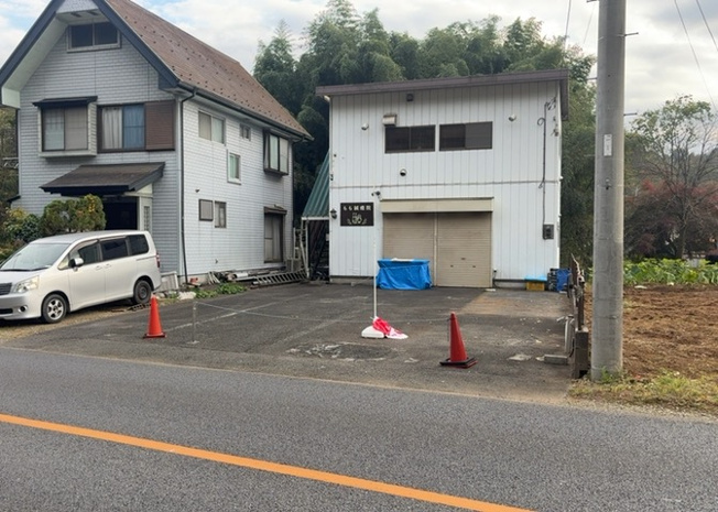 【外観】 | 隣家の土地はどうなっているのか、生活利便施設が近くにあるのか、学校まで近いかなど、お客様のライフスタイルにあわせたイメージが重要です。また、近くにあると困る施設が近くにないかも確認するといいでしょう。