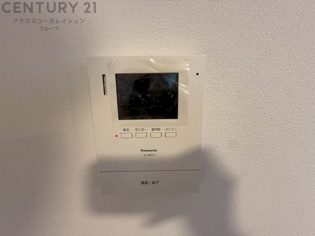 訪問者が来たときにテレビ画面で確認できるため、安心してドアを開けられます。録画機能があるものもあり、留守中に来訪者を記録しておくことができます。利便性が高く、セキュリティ面でも安心です。