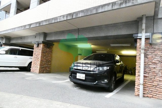 ピュアドーム博多ファインビューの駐車場