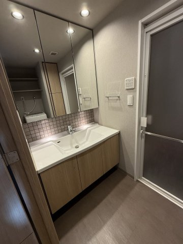 ザ・プラセシオン金山の独立洗面台|高い実用性と美しいデザインを兼ね備えた三面鏡洗面台で、快適で機能的な洗面空間をお楽しみください