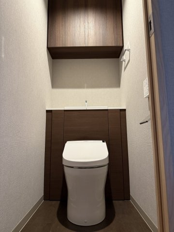 ザ・プラセシオン金山のトイレ|タンクレス風トイレは、タンクを隠すことで、空間が広く感じられ、全体がスタイリッシュな雰囲気になります。