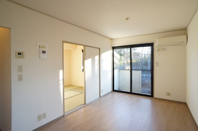 クレスト藤ヶ丘Bの居間・リビング