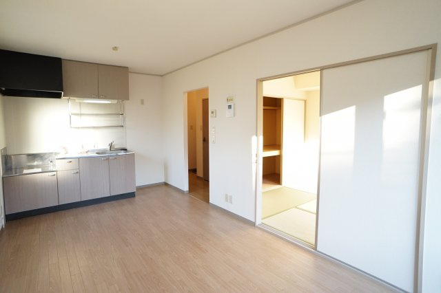 クレスト藤ヶ丘Bの居間・リビング