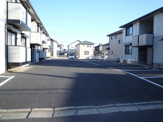 クレスト藤ヶ丘Bの駐車場