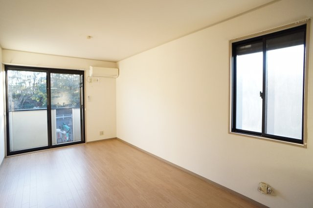 クレスト藤ヶ丘Bの居間・リビング