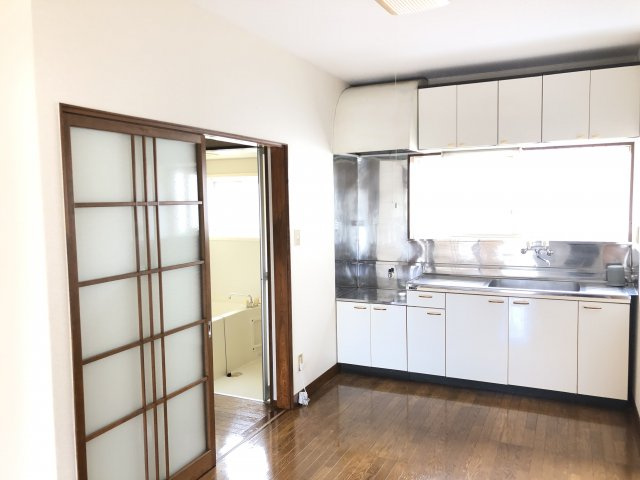 利根川ハイツB棟の内装|明るい色調の室内です