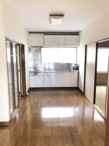 利根川ハイツB棟の居間・リビング|こちらのリビングで趣味の時間をお楽しみください