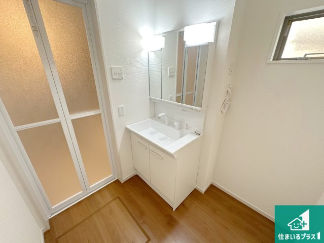 城陽市寺田宮ノ平　第1期　新築一戸建ての独立洗面台|清潔感のある洗面台です。フラットな鏡は掃除がしやすく毎日清潔！鏡裏には収納があるのでスッキリとした洗面台が保てます。