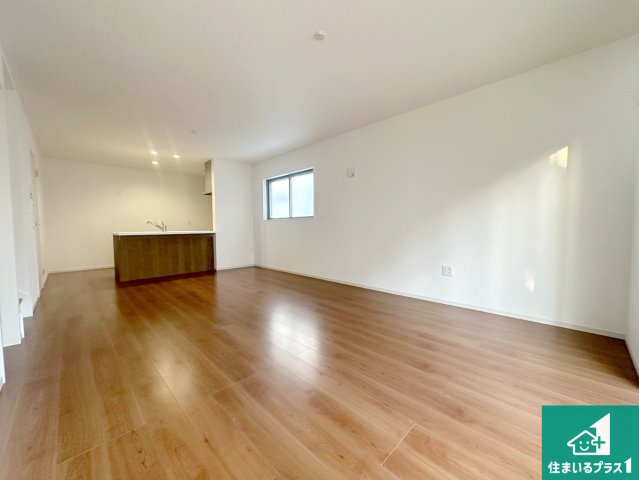 城陽市寺田宮ノ平　第1期　新築一戸建ての居間・リビング|日当たり良好の明るいリビングで朝の目覚めもスッキリできそう！対面キッチンでご家族のコミュニケーションも自然と増える設計！小さなお子様が遊ぶスペースを作っても広々とくつろげるLDK！