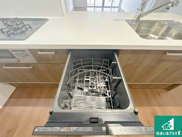 城陽市寺田宮ノ平　第1期　新築一戸建ての設備|食事後の一仕事、食器洗いをボタン一つでお任せできちゃいます！場所を取らないビルトイン式なので、お料理スペースもしっかり確保！