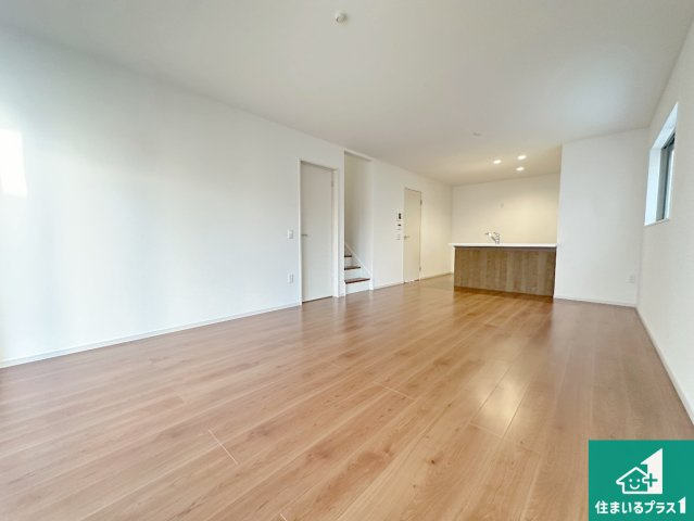 城陽市寺田宮ノ平　第1期　新築一戸建ての居間・リビング|シンプルなリビングは、観葉植物等のインテリアを楽しめますね！パパ好みにも、ママ好みにも家具次第で雰囲気を変えることができます！