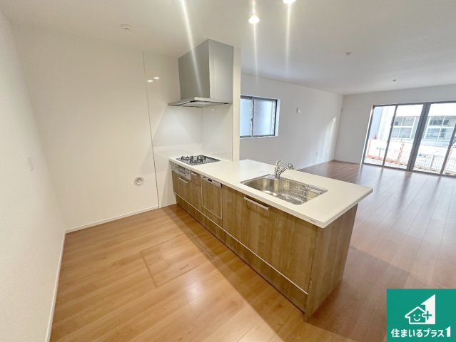 城陽市寺田宮ノ平　第1期　新築一戸建てのキッチン|リビングと統一感があり、使い勝手のいいキッチン。広々としているので、二人並んで作業が出来ちゃいます。お子様と一緒に色々なお料理に挑戦できるスペースがあります。