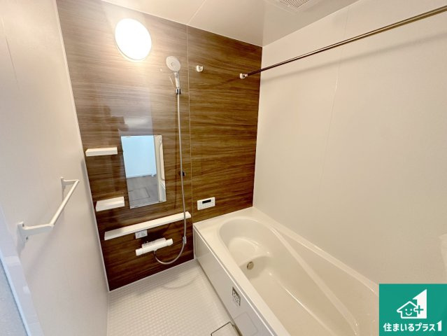 城陽市寺田宮ノ平　第1期　新築一戸建ての浴室|足をゆったり伸ばして寛げる浴槽です。窓が設けられていますので差し込む光が明るく穏やかな雰囲気にしてくれます♪浴室乾燥機も設置しているので、雨の日の洗濯物も安心です♪