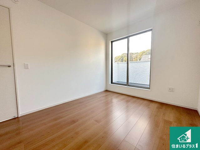 城陽市寺田宮ノ平　第1期　新築一戸建ての洋室|シンプルな洋室は、自分好みのインテリアが楽しめます♪ご家族とインテリアや家具を選びに行くのは新築購入時の醍醐味の一つです。ぜひお楽しみください♪