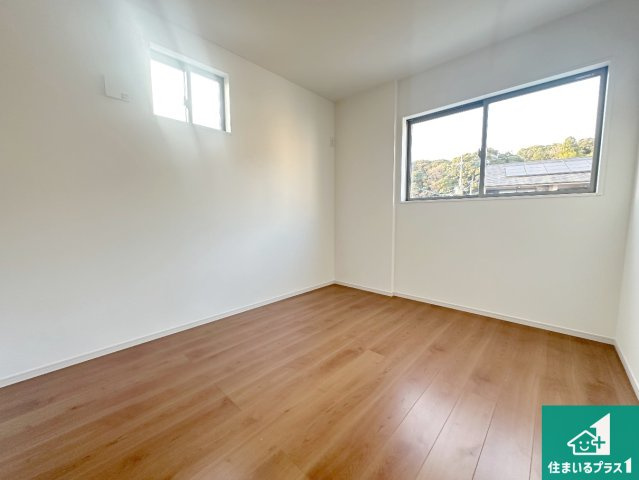 城陽市寺田宮ノ平　第1期　新築一戸建ての洋室|シンプルな洋室は、自分好みのインテリアが楽しめます♪ご家族とインテリアや家具を選びに行くのは新築購入時の醍醐味の一つです。ぜひお楽しみください♪