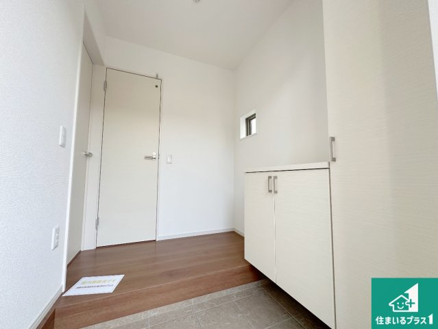 城陽市寺田宮ノ平　第1期　新築一戸建ての玄関|シューズボックスにはたくさんの靴が収納できるので玄関周りはいつもスッキリ！ご家族が増えても安心！