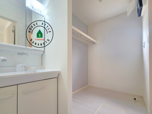 熊本県宇土市馬之瀬町第2₋2棟(4号棟)の内観：施工例|ゆとりの洗面スペースで朝の身支度もスムーズに。暮らしを快適に変えるシャワー付洗面台です！