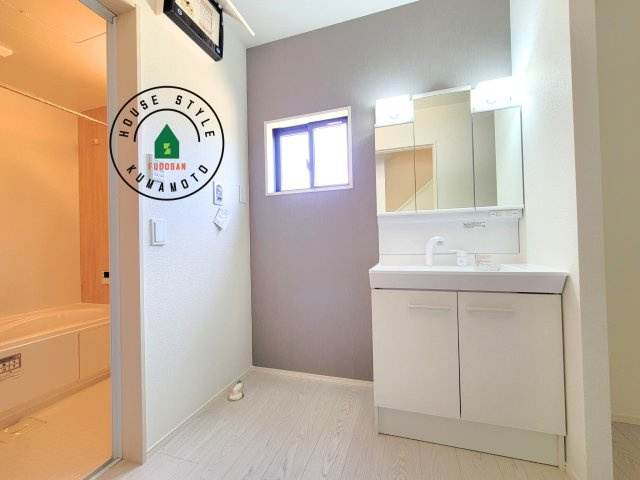 熊本県宇土市馬之瀬町第2₋2棟(4号棟)の内観：施工例|毎日使うものだから清潔な空間を保ちたい水回り。洗面にはそんな願いを解消させてくれる収納アイデアが満載です。三面鏡の裏側にはキャビネットが現れ小物から背の高い物まで収納できます。