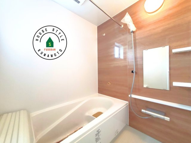 熊本県宇土市馬之瀬町第2₋2棟(4号棟)の内観：施工例|ウ窓もあるので換気も安心ですね。同社仕様。1日の疲れを癒してくれる広々バスルーム。雨の日のお洗濯にも大活躍な浴室乾燥機付です！
