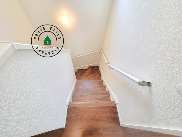 熊本県宇土市馬之瀬町第2₋2棟(4号棟)の内観：施工例|＜手すり付階段＞手すりがないと階段の昇り降りで危険なことはもちろん、壁に手をつきながら歩くことで壁紙が汚れやすくなります。すべての方に快適に昇り降りしていただくため、手すりを設置しました。