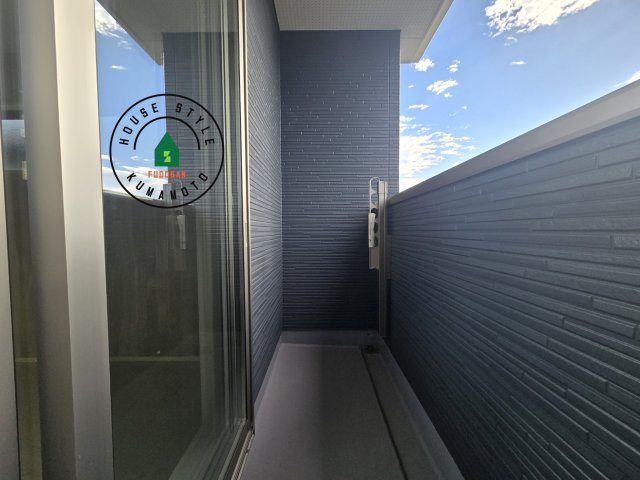 熊本県宇土市馬之瀬町第2₋2棟(4号棟)の外観：施工例|風をしっかりと感じられるバルコニーでは、毎日が洗濯日和です。広々としているので洗濯も楽しくなるでしょうし、気分転換にバルコニーからの眺めを楽しむのもいいでしょう。