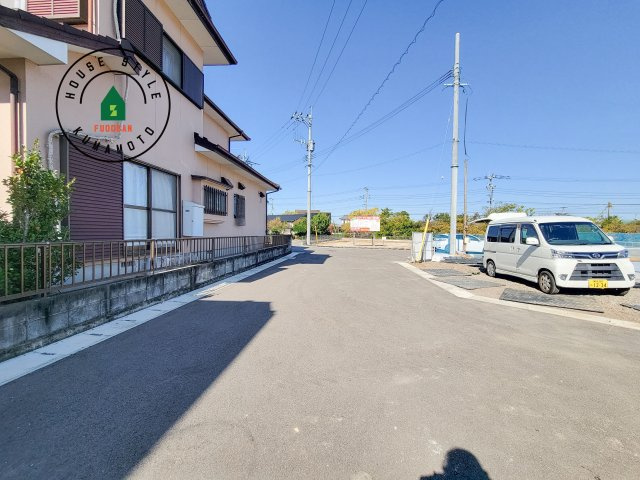 熊本県宇土市馬之瀬町第2₋2棟(4号棟)の前面道路含む現地写真|前面道路は閑静な住宅地をはしる車通りの少ない道路。お車の出し入れが苦手なママや小さなお子様にも安心ですね。しっかり舗装もされているので、ベビーカーや自転車で通っても快適に通行できます。