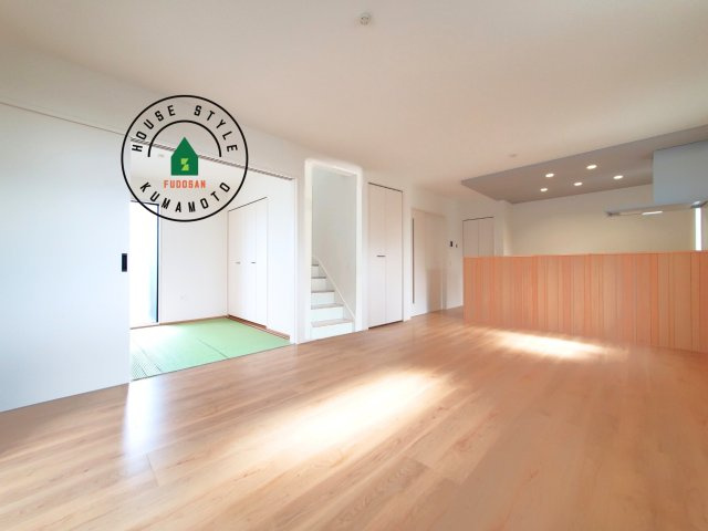 熊本県宇土市馬之瀬町第2₋2棟(4号棟)の内観：施工例|ご家族を近くに感じられる対面キッチンのLDK。会話もはずみそうですね。