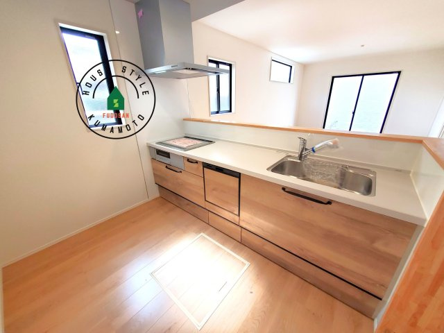 熊本県宇土市馬之瀬町第2₋2棟(4号棟)の内観：施工例|ダイニングテーブルへの配膳がラクラク、お料理はかどるカウンター付きシステムキッチン！
