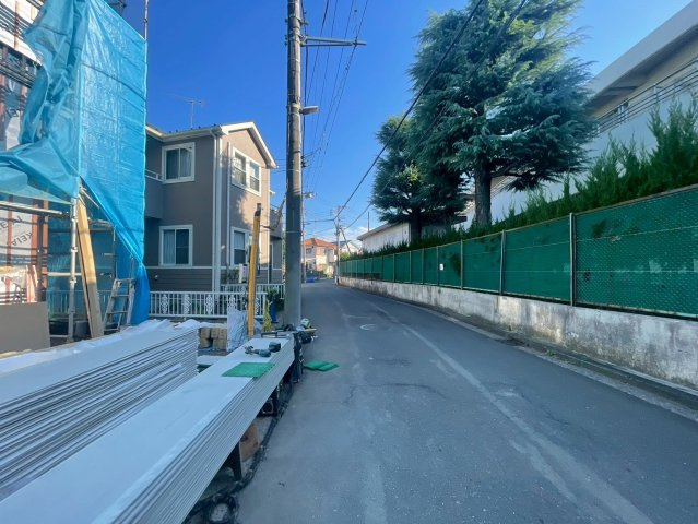 横浜市磯子区岡村1丁目 新築戸建て【仲介手数料無料】カースペース2台の前面道路含む現地写真
